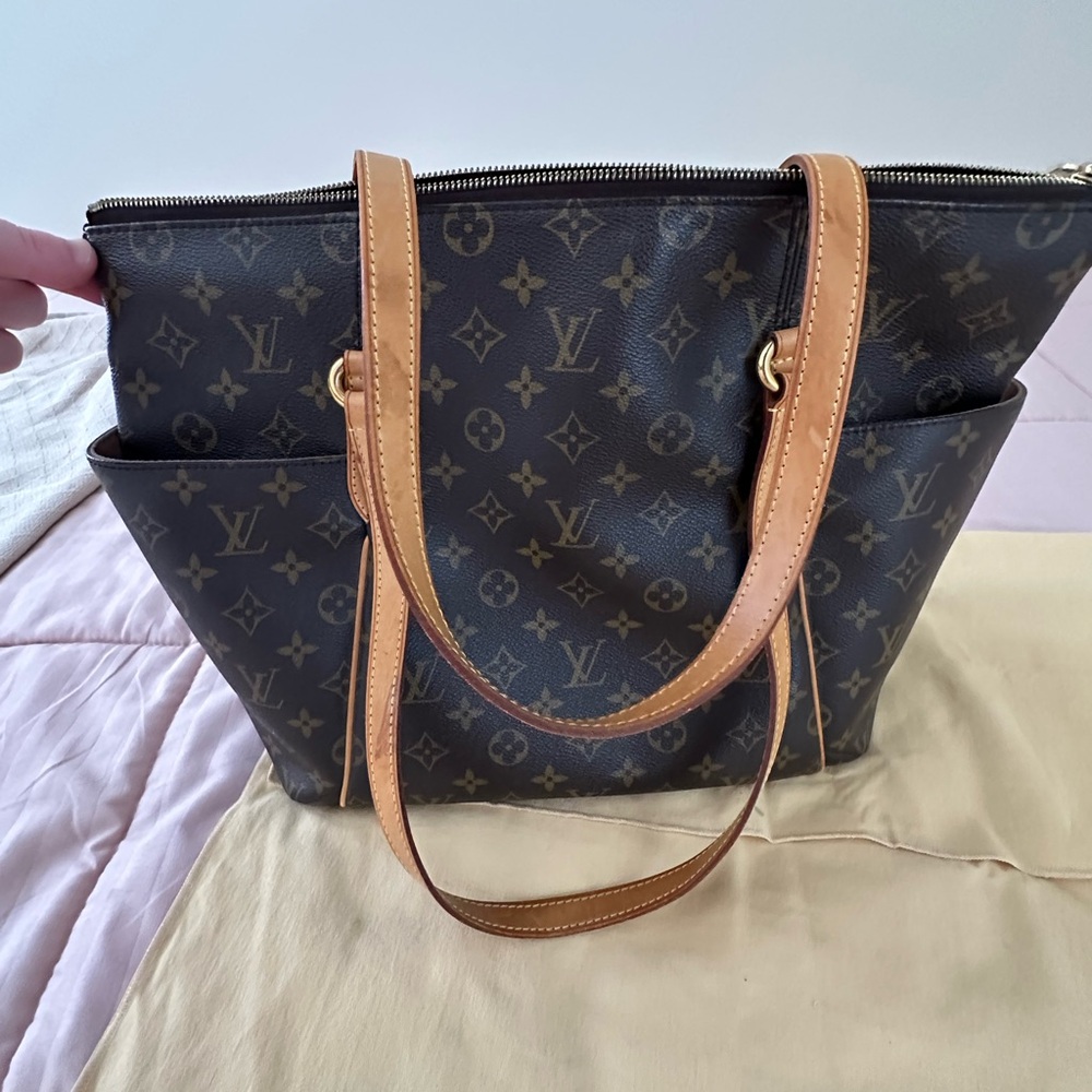 Louis Vuitton Totally MM - Picture 9 of 16